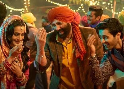 ऐसे में दोनों फिल्मों के बीच 91.77 करोड़ का फर्क है. इसी के साथ ही एक बार फिर से सनी की गदर पार्ट 2 हिंदुस्तान की ब्लॉकबस्टर हिट फिल्म बन गई है.