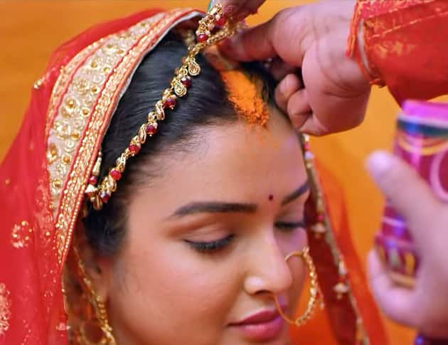 फिल्म के एक सीन में शादी का मंडप दिखाया जाता है जिसमें आम्रपाली और दिनेश फेरे लेते  दिखते हैं. इतना ही नहीं दिनेश आम्रपाली की मांग सिंदूर से भी सजाते दिखते हैं.