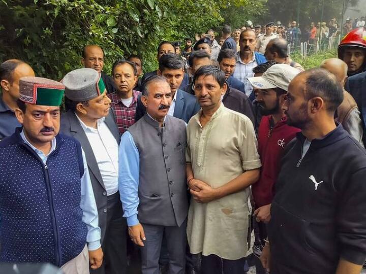 मुख्यमंत्री सुखविंदर सिंह सुक्खू ने घटनास्थल पर पहुंचकर राहत कार्यों का जायजा लिया. उन्होंने बताया कि मलबे में फंसे लोगों को सुरक्षित निकालने की कोशिश की जा रही हैं.