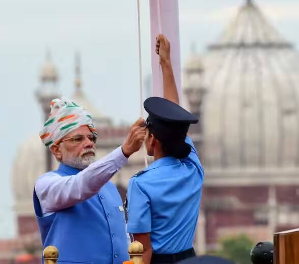 Independence Day 2023 : Two Women Officers To Assist PM Narendra Modi in Unfurling National Flag at Red Fort Independence Day 2023 : 15 ઓગસ્ટના રોજ રાષ્ટ્રધ્વજ ફરકાવવામાં PM મોદીને મદદ કરશે બે મહિલા સૈન્ય અધિકારીઓ, જાણો સંપૂર્ણ કાર્યક્રમ?