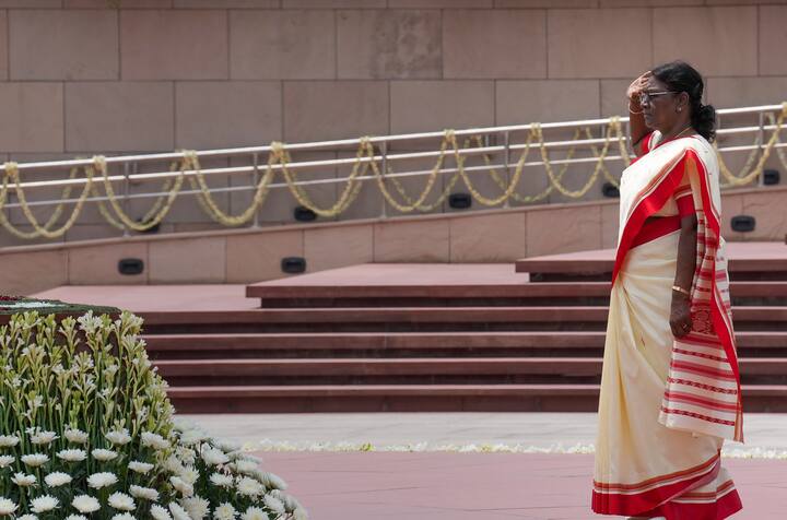 राष्ट्रपति द्रौपदी मुर्मु ने 77वें स्वतंत्रता दिवस के मौके पर नेशनल वॉर मेमोरियल में शहीदों को श्रद्धांजलि दी.