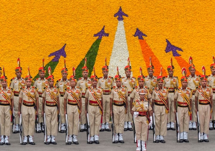 पीएम मोदी लाल किले की प्राचीर की ओर गए जहां रक्षा मंत्री, रक्षा राज्य मंत्री, प्रमुख रक्षा अध्यक्ष जनरल अनिल चौहान, सेना प्रमुख मनोज पांडे, नौसेना प्रमुख एडमिरल आर हरि कुमार और वायुसेना प्रमुख एयर चीफ मार्शल वी आर चौधरी ने उनका अभिवादन किया. प्रधानमंत्री ने सुबह करीब साढ़े सात बजे 17वीं सदी के इस मुगलकालीन स्मारक से तिरंगा फहराया.