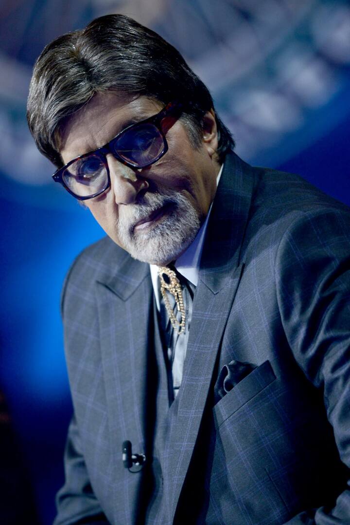 अमिताभ बच्चन की गैरमौजूदगी की बात पता चली तो वो खुद उनसे मिलने पहुंच गए. महमूद को पता चला कि अमिताभ बच्चन पूरा दिन कमरे से बाहर ही नहीं निकले हैं. जब महमूद अंदर गए तो अमिताभ बच्चन उनके पैरों में गिर गए और रोने लगे. अमिताभ बच्चन ने रोते हुए ही महमूद से कहा कि ‘भाई जान मुझसे नहीं हो पाएगा ये डांस-वांस’.