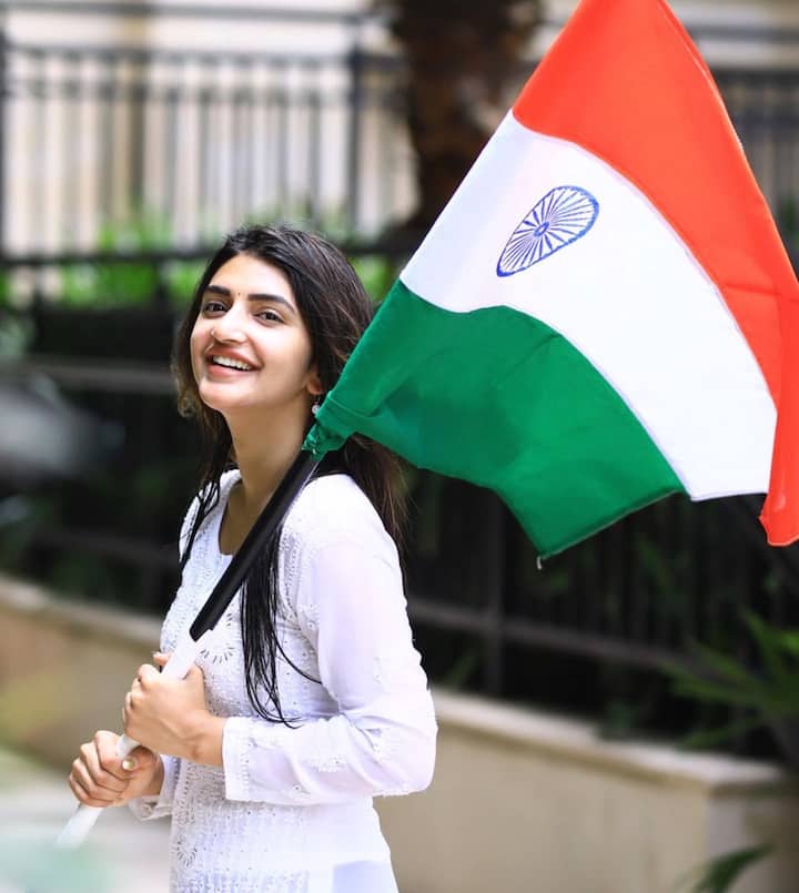 శ్రీ లీల లేటెస్ట్ ఫోటోలను ఇక్కడ చూడండి.