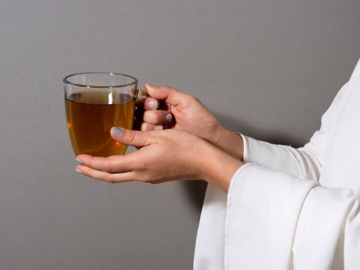 अजवाइन और जीरा हमारे किचन के दो ऐसे सुपर इनग्रेडिएंट हैं जो न सिर्फ सब्जी का स्वाद बढ़ाते हैं बल्कि वजन को कम करने में भी कारगर होते हैं. इनका सेवन करने के लिए एक चम्मच जीरा, एक चम्मच सौंफ, एक चम्मच सोडा और एक चम्मच अजवाइन ले लें.