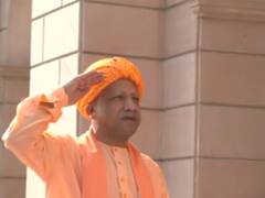 स्वतंत्रता दिवस पर सीएम योगी आदित्यनाथ ने फहराया तिरंगा, कहा- 'देश विकास में हर नागरिक दे योगदान'