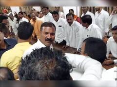 कोल्हापुरात अजित पवारांसमोरच कार्यकर्त्यांचा राडा, मराठा आरक्षणासंदर्भातील बैठकीत गोंधळ