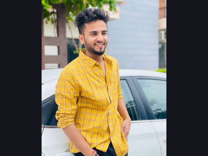 व्लॉगिंग चैनल पर Elvish के करीब 6 मिलियन सब्सक्राइबर्स होने वाले हैं. यूट्यूब से हर महीने वे लाखों की कमाई करते हैं. उन्होंने 2016 में अपनी यूट्यूब जर्नी शुरू की थी और आज वे दुनियाभर में लोकप्रिय हो गए हैं.