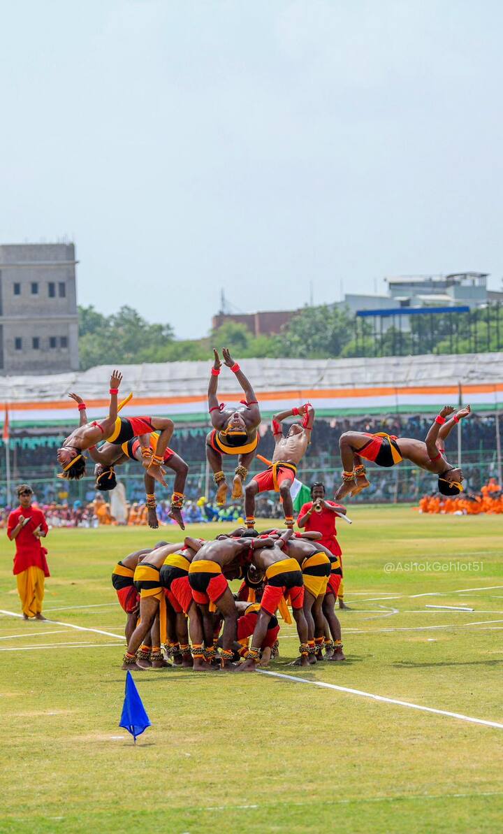 ध्वजारोहण के साथ राजस्थान के युवाओं ने कई खूबसूरत परफॉर्मेंस से देशप्रेम का प्रदर्शन किया. सीएम गहलोत ने युवाओं से कहा, 'आज उत्साह का दिन, कल उम्मीदों से भरा होगा.'