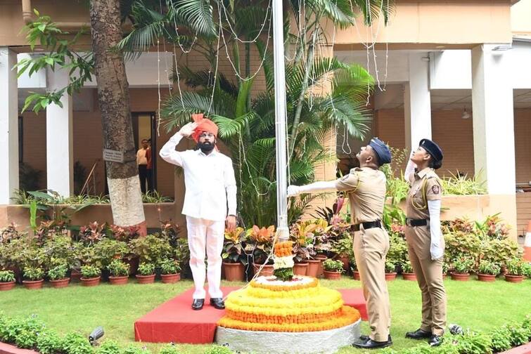 CM Eknath Shinde hoisted the flag at the Mantralaya on the occasion of Independence Day CM Shine Speech CM Shinde Independence Day : स्वराज्याचं सुराज्यात रुपांतर करण्यासाठी प्रयत्न करण्याची आवश्यकता : मुख्यमंत्री एकनाथ शिंदे