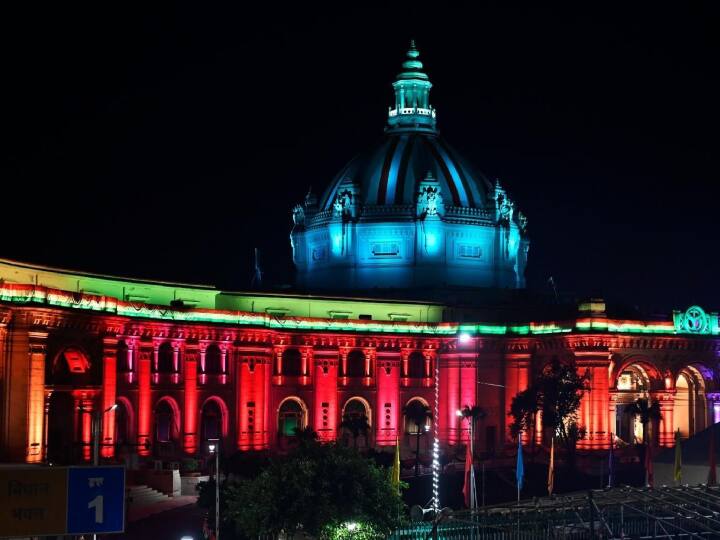 Independence Day 2023 Photos आजादी का 77वां महापर्व पर यूपी के तमाम सरकारी भवनों तिरंगा की रोशनी से नहा उठे. चाहे वो यूपी विधानसभा हो या इलाहाबाद हाईकोर्ट की रंग बिरंगी तस्वीरें