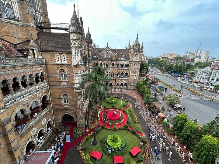 मध्य रेल्वे मुख्यालय, छत्रपती शिवाजी महाराज टर्मिनस येथे स्वातंत्र्य दिनानिमित्त राष्ट्रध्वज फडकावला.