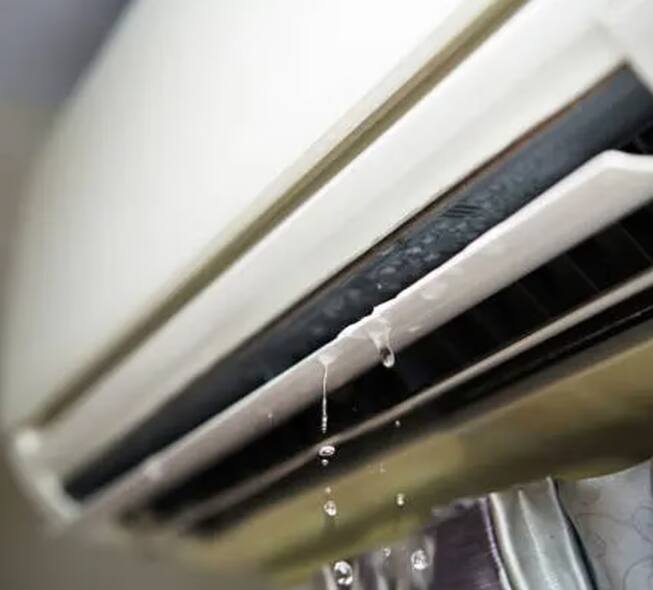 AC Water Use : ਜੇ ਤੁਹਾਡੇ ਘਰ 'ਚ ਏਅਰ ਕੰਡੀਸ਼ਨਰ (AC) ਲੱਗਾ ਹੋਇਆ ਹੈ ਅਤੇ ਤੁਸੀਂ ਉਸ 'ਚੋਂ ਨਿਕਲਣ ਵਾਲੇ ਪਾਣੀ ਨੂੰ ਬਰਬਾਦ ਕਰ ਕੇ ਸੁੱਟ ਦਿੰਦੇ ਹੋ ਤਾਂ ਅੱਜ ਅਸੀਂ ਤੁਹਾਨੂੰ ਇਸ ਦੀ ਸੱਚਾਈ ਦੱਸਣ ਜਾ ਰਹੇ ਹਾਂ। ਅਸਲ ਵਿੱਚ ਏਅਰ ਕੰਡੀਸ਼ਨਰ ਵਾਲਾ ਪਾਣੀ ਪੀਣ ਯੋਗ ਨਹੀਂ ਹੁੰਦਾ ਪਰ ਇਸ ਦੀ ਵਰਤੋਂ ਘਰੇਲੂ ਕੰਮਾਂ ਵਿੱਚ ਕਰਕੇ ਬਹੁਤ ਸਾਰਾ ਪਾਣੀ ਬਰਬਾਦ ਹੋਣ ਤੋਂ ਬਚਾਇਆ ਜਾ ਸਕਦਾ ਹੈ। ਏਅਰ ਕੰਡੀਸ਼ਨਰ ਤੋਂ ਨਿਕਲਣ ਵਾਲਾ ਪਾਣੀ ਜ਼ਿਆਦਾਤਰ ਲੋਕਾਂ ਦੇ ਘਰਾਂ 'ਚ ਸੁੱਟ ਦਿੱਤਾ ਜਾਂਦਾ ਹੈ ਪਰ ਅੱਜ ਅਸੀਂ ਤੁਹਾਨੂੰ ਅਜਿਹੇ ਕੰਮਾਂ ਬਾਰੇ ਦੱਸਣ ਜਾ ਰਹੇ ਹਾਂ ਜਿਸ 'ਚ ਤੁਸੀਂ ਏਅਰ ਕੰਡੀਸ਼ਨਰ 'ਚੋਂ ਨਿਕਲਣ ਵਾਲੇ ਪਾਣੀ ਦੀ ਵਰਤੋਂ ਕਰ ਸਕਦੇ ਹੋ।