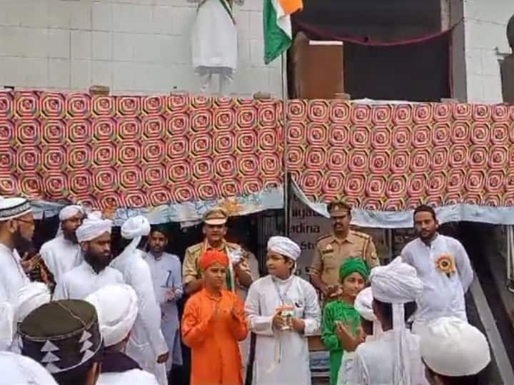 Independence Day 2023 Celebration in Unnao tricolor hoisted in Jama Masjid and Madrasa ANN Independence Day 2023: उन्नाव की जामा मस्जिद और मदरसों में भी लहराया तिरंगा, छात्रों ने पेश किए देशभक्ति के कार्यक्रम