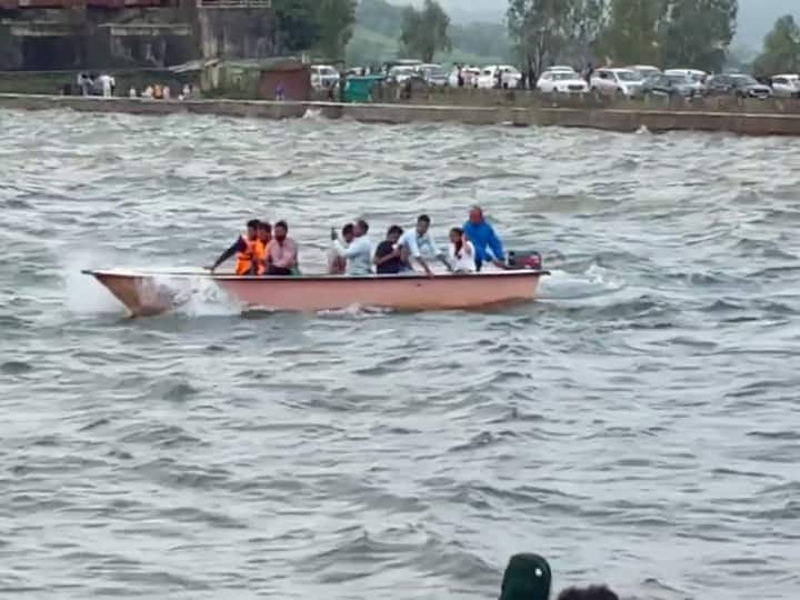 पर्यटक निसर्गाच्या सानिध्यात फिरताना बोटिंगचा देखील आनंद घेत आहेत.
