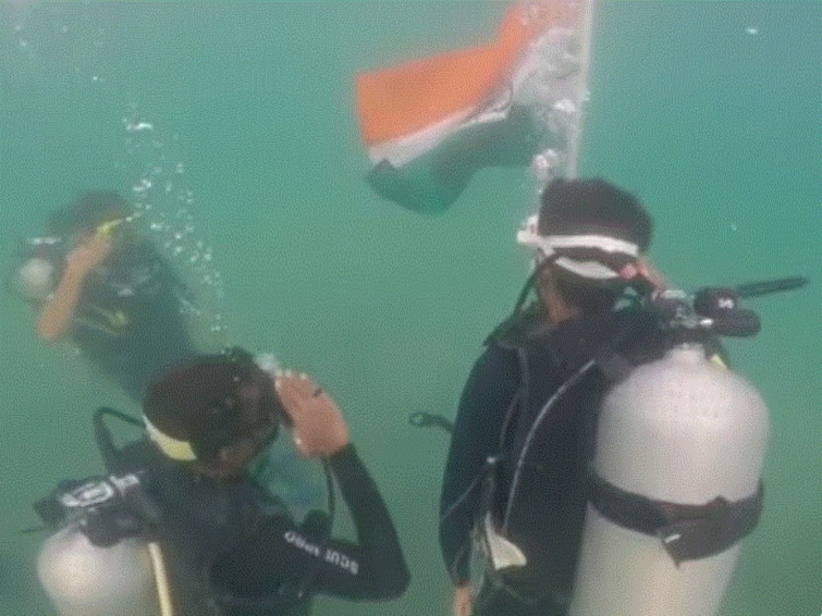Indian Coast Guard Hoists National Flag Underwater On Independence Day WATCH Indian Coast Guard Hoists National Flag Underwater On Independence Day. WATCH