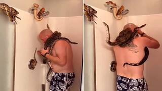 Viral Video: ਗਲੇ ਵਿੱਚ ਸੱਪ ਲਪੇਟ ਕੇ ਨਹਾਉਂਦਾ ਇਹ ਵਿਅਕਤੀ, ਸ਼ਾਵਰ ਤੋਂ ਹੈਂਡਲ ਤੱਕ ਲਿਪਟੇ ਹੋਏ ਸੱਪ ਵੀ ਸੱਪ