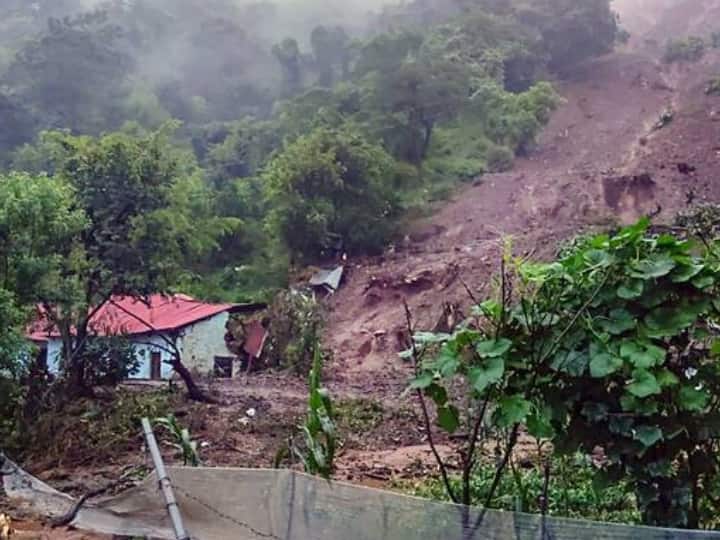 Himachal Pradesh: हिमाचल प्रदेश में बारिश ने भारी तबाही मचाई है. यहां कई जगहों पर बादल फटे और लैंडस्लाइड हुआ. प्रदेश में हुई इस तबाही में अब 51 लोगों की मौत हो चुकी है.