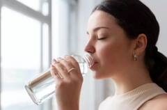 Drinking Water Benefits: सकाळी उठून 1 ग्लास पाणी पिण्याचे प्रचंड फायदे, वजन कमी करण्यासही मदत