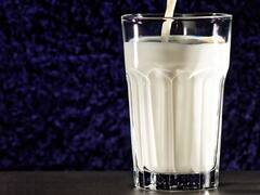 दूध के साथ भूलकर भी न खाएं ये 7 चीजें, वरना ये कॉम्बिनेशन आपको बीमार कर देंगे