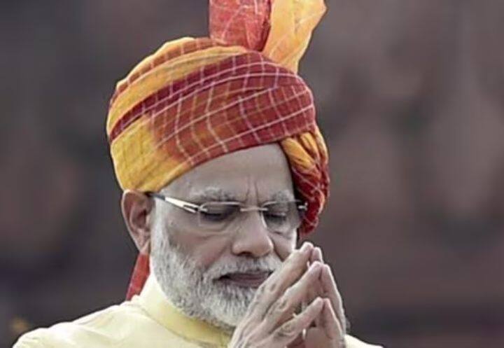 साल 2017 में पीएम मोदी ने चमकदार लाल और पीले कलर की पगड़ी पहनी थी.
