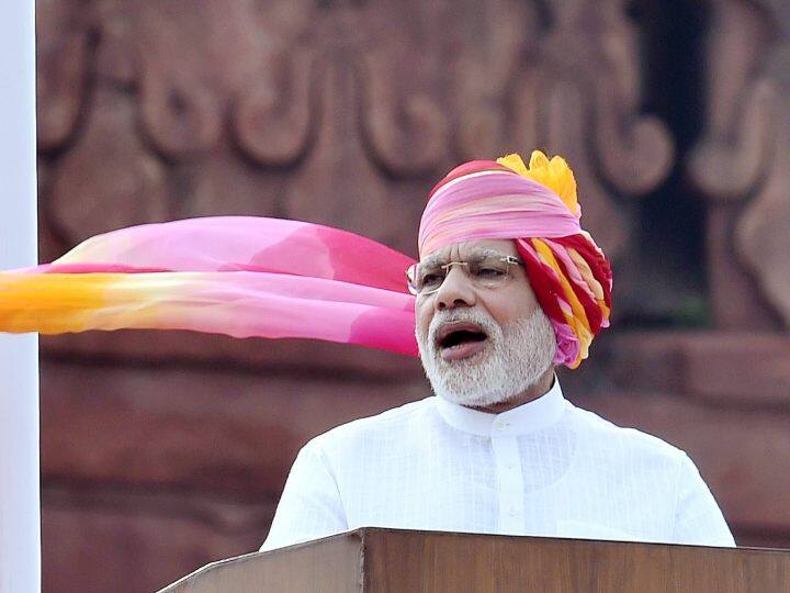 2016 में पीएम मोदी ने लाल, गुलाबी और पीले रंग का मल्टीकलर साफा बांधा था.