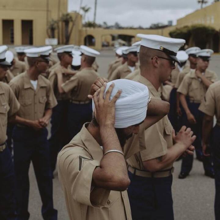 ਮਰੀਨ ਕੋਰ ਰਿਕਰੂਟ ਟਰੇਨਿੰਗ 'ਚੋਂ ਪਹਿਲੀ ਵਾਰ ਇਕ 21 ਸਾਲਾ ਸਿੱਖ ਨੌਜਵਾਨ ਬਿਨਾਂ ਦਾਹੜੀ ਕਟਵਾਏ ਤੇ ਦਸਤਾਰ ਤਿਆਗੇ ਗ੍ਰੈਜੂਏਟ ਹੋਇਆ ਹੈ। ਉਸ ਨੂੰ ਸਿੱਖ ਧਰਮ ਵਿਚ ਪਵਿੱਤਰ ਸਮਝੇ ਜਾਂਦੇ ਪੰਜ ਕੱਕਾਰ ਧਾਰਨ ਕਰਨ ਦੀ ਵੀ ਪ੍ਰਵਾਨਗੀ ਦਿੱਤੀ ਗਈ ਸੀ। ਸਿੱਖ ਮਰੀਨ ਪ੍ਰਾਈਵੇਟ ਫਸਟ ਕਲਾਸ ਜਸਕੀਰਤ ਸਿੰਘ ਨੇ ਸ਼ੁੱਕਰਵਾਰ ਆਪਣੀ ਸਿਖਲਾਈ ਮੁਕੰਮਲ ਕਰ ਕੇ ਇਤਿਹਾਸ ਸਿਰਜ ਦਿੱਤਾ ਹੈ।