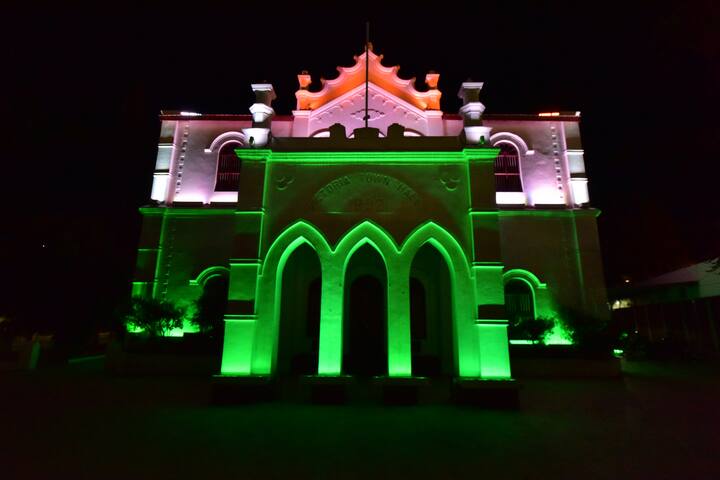 சுதந்திர தின விழாவை முன்னிட்டு வண்ண விளக்குகளால் அலங்கரிக்கப்பட்ட  கோவை மாநகராட்சி அலுவலகம்