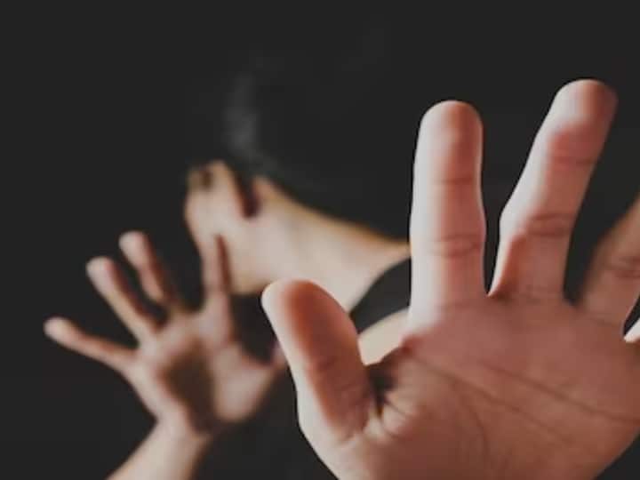 ‘यौन उत्पीड़न से बचना है तो भड़काऊ कपड़े न पहनें’, स्कूल ने लड़कियों को दी सलाह तो भड़के यूजर्स