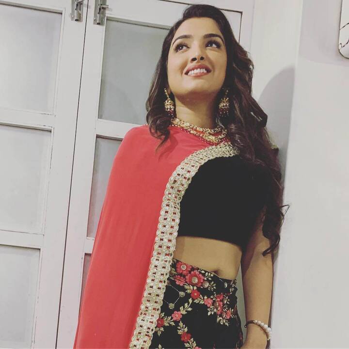 यही वजह है कि आज एक्ट्रेस करोड़ों की संपत्ति का मलकिन हैं. आज आम्रपाली एक फिल्म के लिए 25 से 30 लाख रुपए की फीस चार्ज करती हैं.