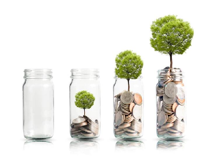 नौकरी लगने के बाद सबसे पहले सेविंग की आदत डालें. हर महीने सेविंग का एक लक्ष्य तय करें. जितनी राशि की सेविंग करनी है उतना सेव कर लें और उसके बाद बचे हुए पैसों से अपने घर के खर्च को मैनेज करें.