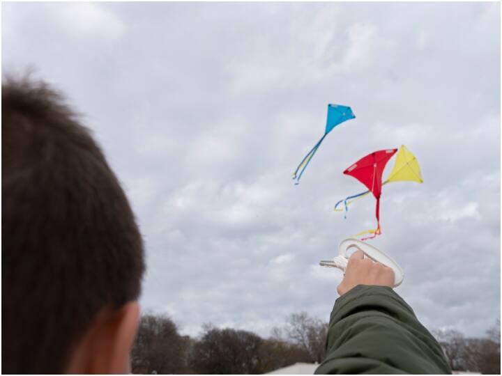 अब सवाल है कि आखिर फिर पतंग पर क्यों रोक है. बता दें कि इस कानून में एयर शिप, पतंग, ग्लाइडर्स, बैलून और फ्लाइंग मशीन को एयरक्राफ्ट माना गया है. इससे एयरक्राफ्ट कानून में पतंग भी आती है. ऐसे में पतंग उड़ाने के लिए परमिशन की आवश्यकता है.