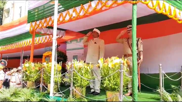 পূর্ব রেলের সদর দফতর ফেয়ারলি প্লেসে জাতীয় পতাকা উত্তোলন করেন জেনারেল ম্যানেজার অমরপ্রকাশ দ্বিবেদী।