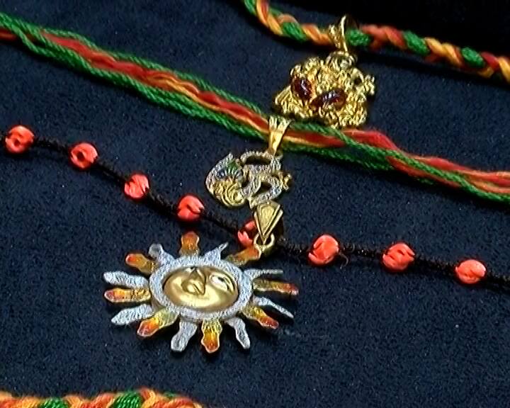 Raksha Bandhan 2023 Gold silver rakhi has become the center of attraction in Surat, you will be shocked to hear the price Raksha Bandhan 2023: સુરતમાં ગોલ્ડ રાખડી બની આકર્ષણનું કેન્દ્ર, ભાવ સાંભળીને ચોંકી જશો