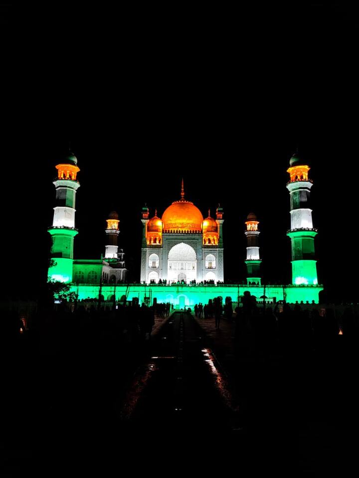 मकबऱ्याचे हे मोहक रूप पाहण्यासाठी पर्यटक आणि शहरवासीयांची गर्दी पाहायला मिळत आहे.