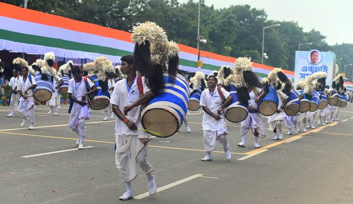 সকালে রেড রোড জুড়ে ছিল উৎসবের আমেজ।