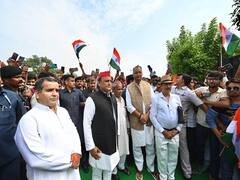 सैफई: अखिलेश यादव ने फहराया 158 फीट ऊंचा तिरंगा, बोले- दोबारा न हों मणिपुर जैसी घटनाएं