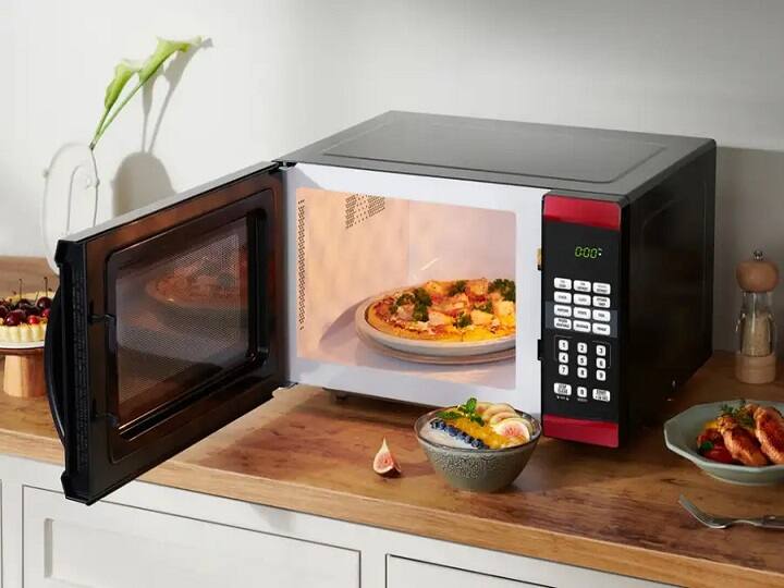 हीट या ऊष्मा को खाद्य पदार्थों के ऊपर धीरे-धीरे अप्लाई या जाता है. खाद्य पदार्थों के मोलेक्यूल हीट को अवशोषित करते हैं और उन्हें गरम करते हैं, जिससे खाद्य पदार्थ गरम होते हैं. खाद्य पदार्थों की मोलक्यूलर स्ट्रक्चर हीट प्रभाव से विशेष रूप से प्रभावित होती है जिससे वे गरम हो जाते हैं.