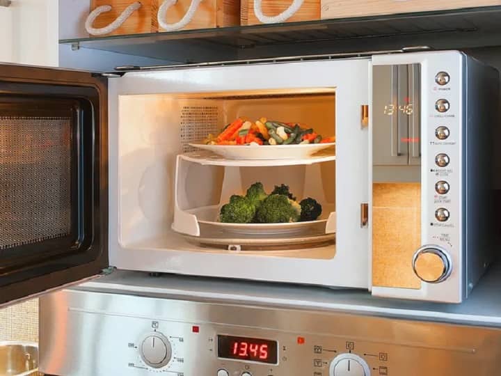 आप घर में खाना को इंस्टैंट गरम करना या पकाने के लिए माइक्रोवेव ओवन (Microwave Oven) इस्तेमाल करते हैं. लेकिन क्या यह गौर किया है कि आखिर इंस्टैंट गरम या कैसे पक जाती है. इसकी टेक्नोलॉजी को यहां समझिए.