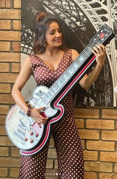 ਮੋਨਾਲੀਸਾ ਦੀਆਂ ਤਸਵੀਰਾਂ ਅਪਲੋਡ ਹੁੰਦੇ ਹੀ ਵਾਇਰਲ ਹੋ ਜਾਂਦੀਆਂ ਹਨ। ਫੈਨਜ਼ ਉਸ ਦੀਆਂ ਤਸਵੀਰਾਂ ਦਾ ਬੇਸਬਰੀ ਨਾਲ ਇੰਤਜ਼ਾਰ ਕਰਦੇ ਰਹਿੰਦੇ ਹਨ। ਅਭਿਨੇਤਰੀ ਦੇ ਪ੍ਰਸ਼ੰਸਕਾਂ ਦੀ ਇੱਕ ਵੱਡੀ ਸੂਚੀ ਹੈ।