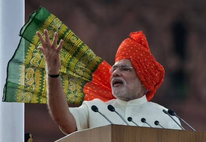 साल 2014 में जब प्रधानमंत्री मोदी ने पहली बार लाल किले पर ध्वजारोहण किया था तब उन्होंने केसरिया और हरे रंग का जोधपुरी साफा पहना था.