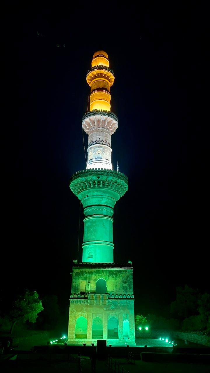 तर अंदाजे 64 मीटर आणि रुंदी 21 मीटर असलेल्या चांदमिनारवर करण्यात आलेली तिरंग्याच्या तीन रंगांची रोषणाई सर्वांचे लक्ष वेधून घेत आहे.