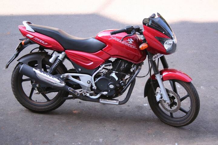 बजाज ने 2001 में बजाज ने अपनी पल्सर को150cc और 180cc वेरिएंट के साथ पेश कर दिया. तब से लेकर अब तक ये कई अपडेट के बाद भी बाजार में मौजूद है.