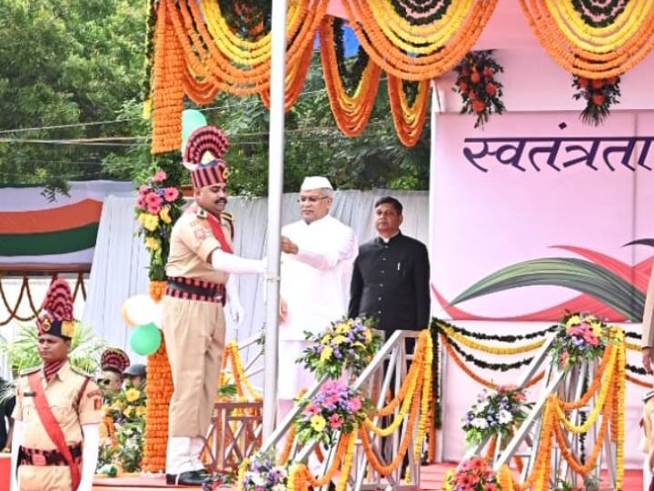 Independence Day 2023: सीएम बघेल ने रायपुर के पुलिस परेड ग्राउंड में फहराया तिरंगा, प्रदेशवासियों को दी स्वतंत्रता दिवस की शुभकामनाएं Happy Independence Day 2023 CM Bhupesh Baghel hoisted the flag at Police Parade Ground in Raipur Independence Day 2023: सीएम बघेल ने रायपुर के पुलिस परेड ग्राउंड में फहराया तिरंगा, प्रदेशवासियों को दी स्वतंत्रता दिवस की शुभकामनाएं
