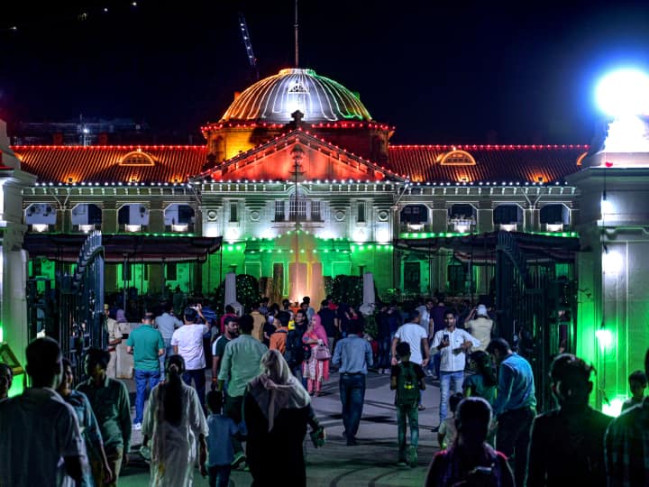 इलाहाबाद हाईकोर्ट में इससे अछूता नहीं रहा. न्याय के मंदिर इलाहाबाद हाईकोर्ट को तीन रंगों की रोशनी से सजाया गया था, जिसमें सबसे ऊपर नारंगी, बीच में सफेद और नीचे हर रंग नजर आया.