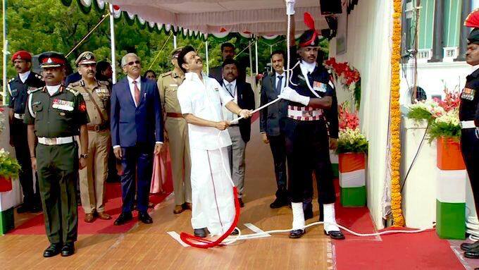 77வது சுதந்திர தினத்தை முன்னிட்டு, சென்னை தலைமைச் செயலகத்தில் உள்ள கோட்டை கொத்தளத்தில் தமிழக முதலமைச்சர் மு.க.ஸ்டாலின் கொடியேற்றினார்.