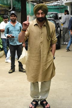 తారా సింగ్ లుక్‌లో సన్నీ డియోల్ - డేంజర్‌లో ‘పఠాన్’ రికార్డులు!