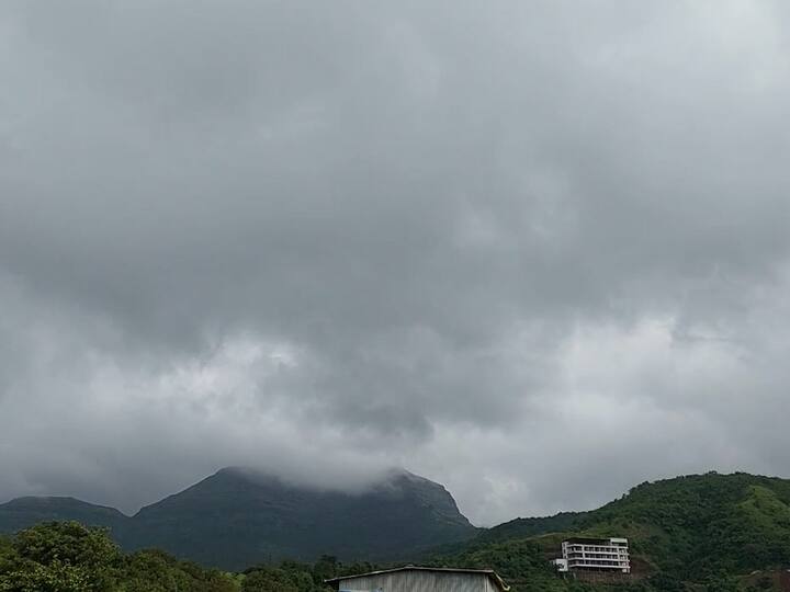 हिरवाईने नटलेला परिसर, धरणाचे ओसंडून वाहणार पाणी हे दृश्य पाहण्यासाठी पर्यटक मोठ्या प्रमाणात गर्दी करतात.