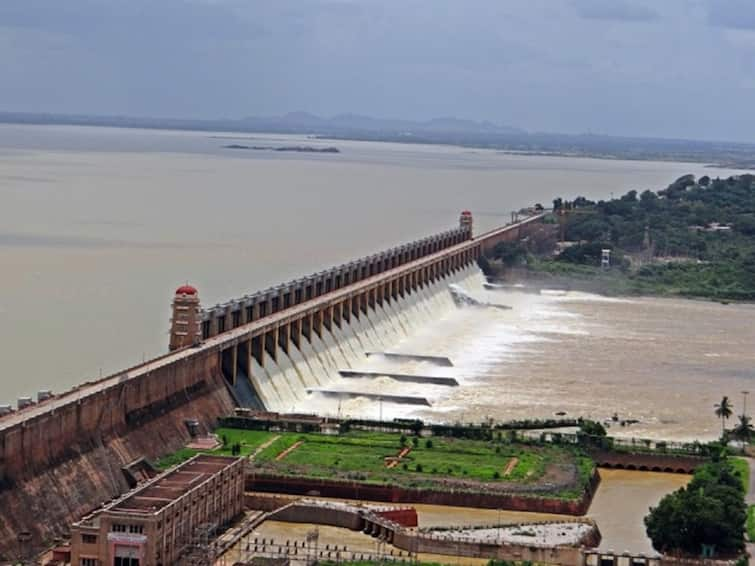 Pong Dam receives water to the tune of around seven lakh cusecs, Advised residents of five districts not to go near a river Pong Dam ਨੇੜ੍ਹੇ ਰਹਿਣ ਵਾਲੇ ਸਾਵਧਾਨ : ਸਰਕਾਰ ਨੇ ਜਾਰੀ ਕੀਤਾ ਅਲਰਟ, ਮੰਤਰੀ ਮੀਤ ਹੇਅਰ ਨੇ ਸੱਦੀ ਮੀਟਿੰਗ, ਚੀਫ਼ ਸੈਕਟਰੀ ਨੇ ਕੀਤੇ ਆਹ ਐਲਾਨ