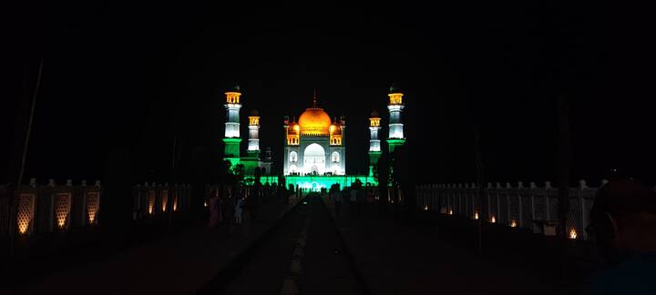 तिरंग्यात सजवलेला हा मकबरा पाहण्यासाठी पर्यटकांनी मोठ्या संख्येने गर्दी केली आहे...